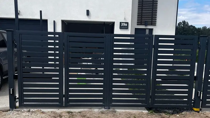 Brama harmonijkowa przed domem