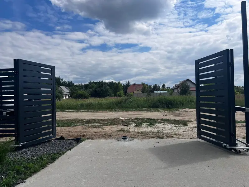 Brama harmonijkowa w trakcie otwierania