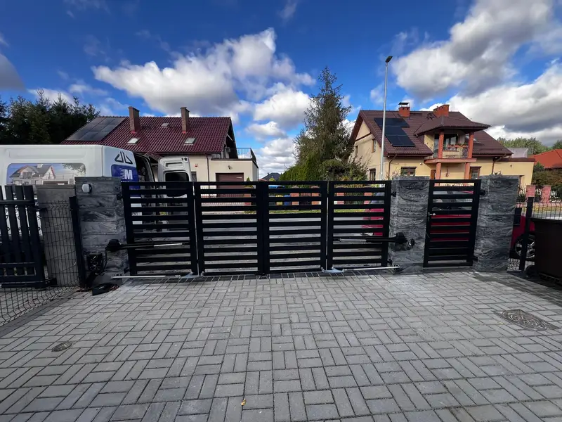 Brama przesuwna i podjazd z kostki