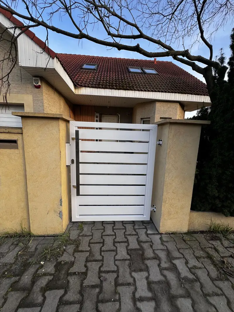 Biała furtka przy wejściu do domu