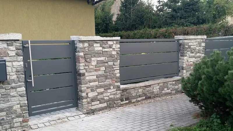 Furtka i przęsło przy murku z kamienia