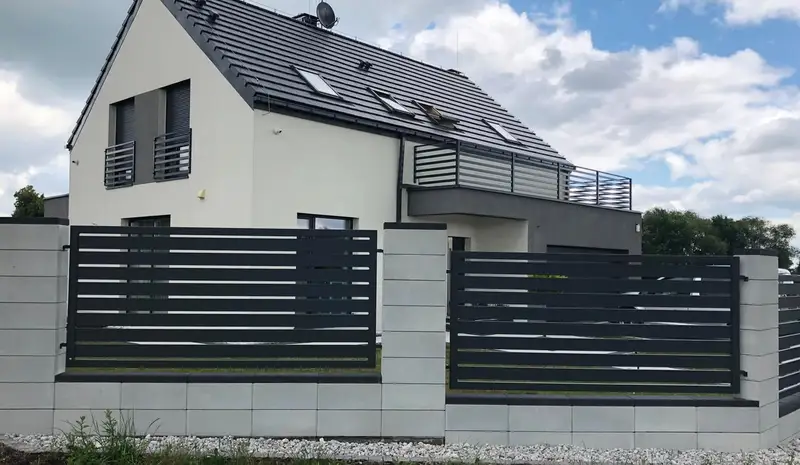 Nowe ogrodzenie frontowe przy domu jednorodzinnym