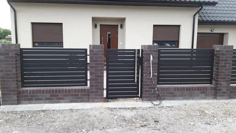 Ogrodzenie palisadowe na podmurówce z cegły klinkierowej