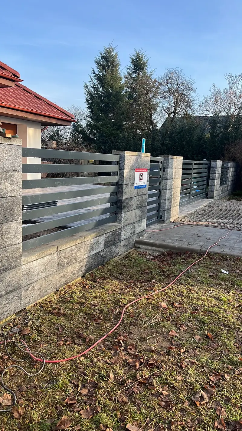 Ogrodzenie z poziomych profili na podmurówce z bloczków