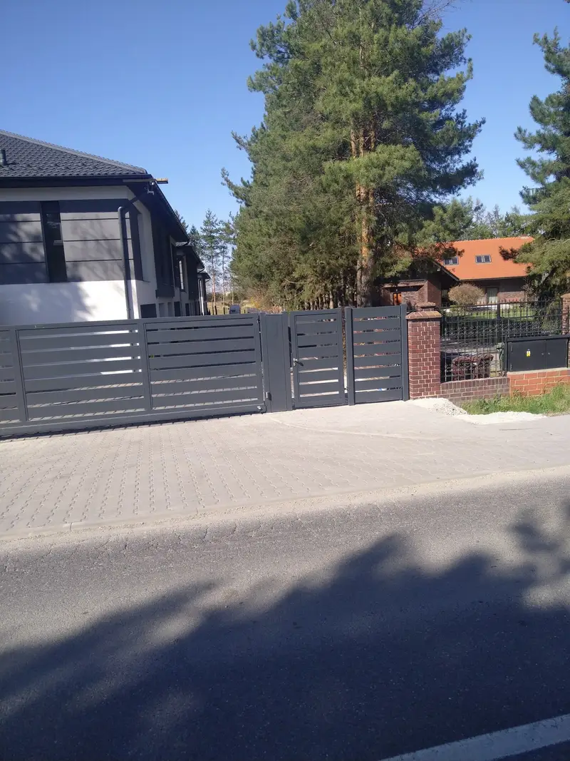 Ogrodzenie wzdłuż ulicy osiedlowej