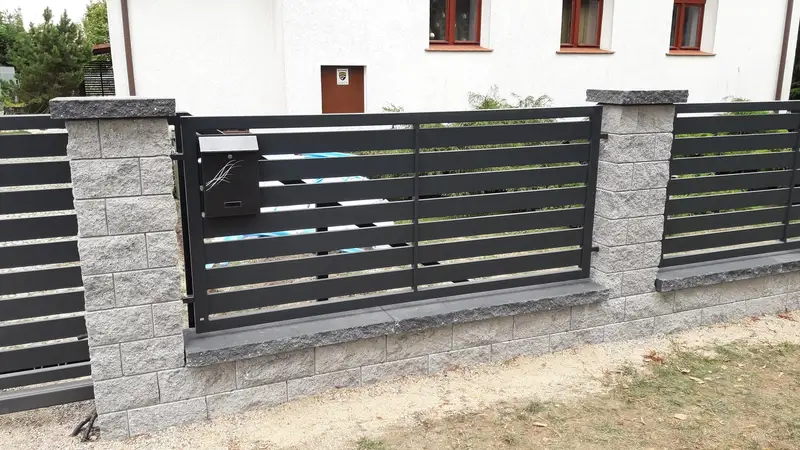 Ogrodzenie palisadowe ze skrzynką na listy wbudowaną w przęsło