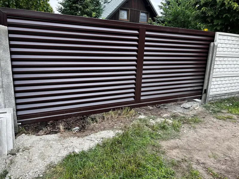 Ogrodzenie żaluzjowe w kolorze brązowym